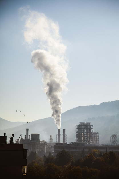 El humo que emite de la chimenea contra el cielo