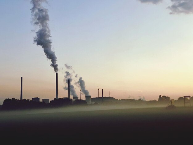 Foto el humo que emite la fábrica contra el cielo