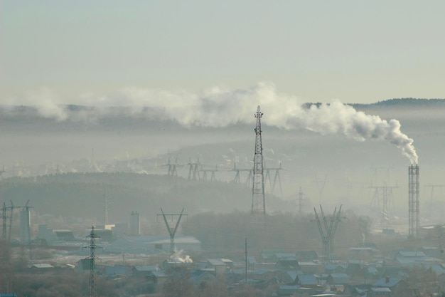 Foto el humo que emite la fábrica contra el cielo