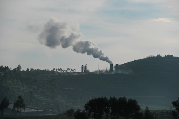 El humo que emite la fábrica contra el cielo