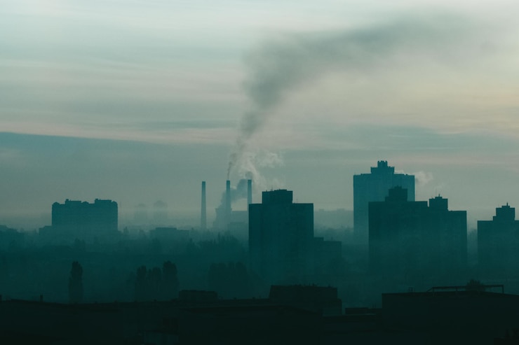 Foto el humo que emite la fábrica contra el cielo