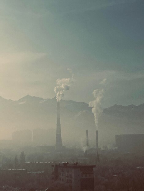 Foto el humo que emite la fábrica contra el cielo