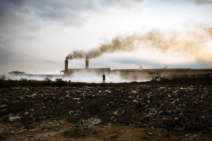 Foto el humo que emite la fábrica contra el cielo