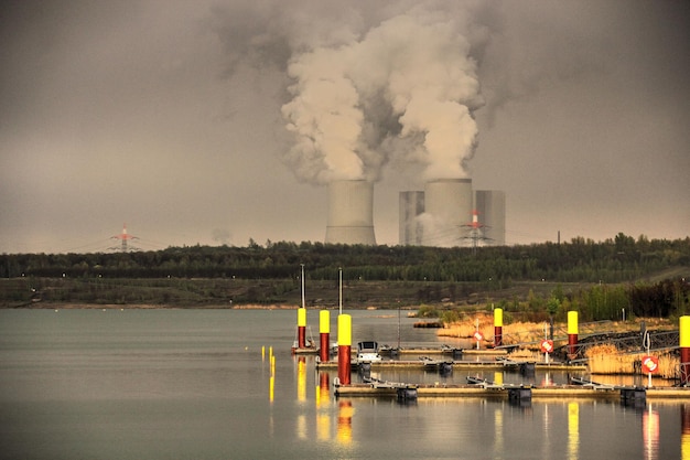 El humo que emite la fábrica contra el cielo