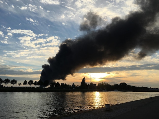 El humo que emite el lago contra el cielo durante la puesta del sol