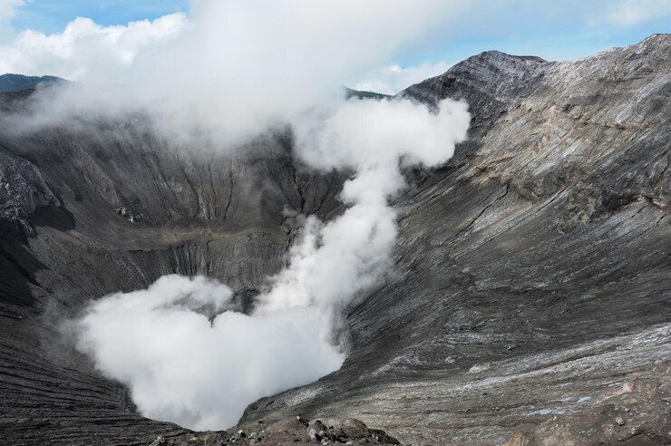 Foto el humo que emite de la montaña volcánica