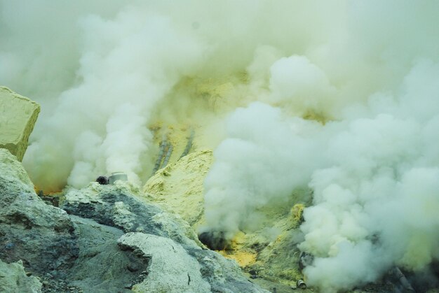 El humo que emite de la montaña volcánica