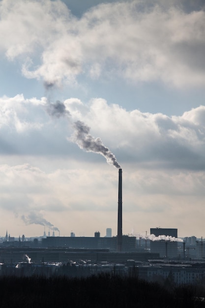 Foto humo que sale de la chimenea contra el cielo