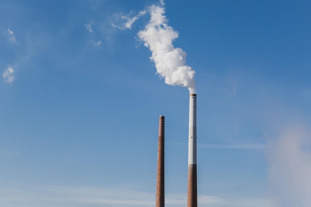 Foto el humo que sale de la chimenea industrial es un símbolo del cambio climático y la contaminación