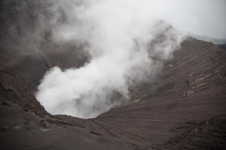 Foto el humo que sale de un volcán