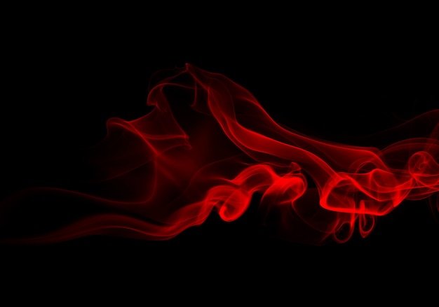 Humo rojo sobre fondo negro, diseño de fuego. copia espacio