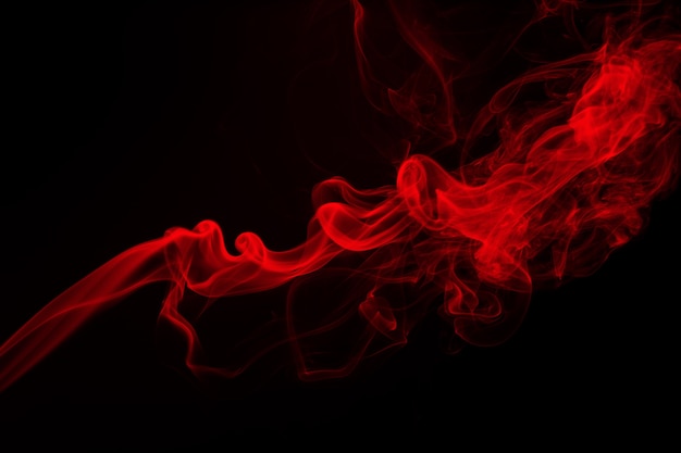 Humo rojo sobre fondo negro