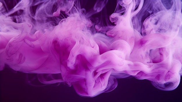 Humo rosa en un fondo morado.