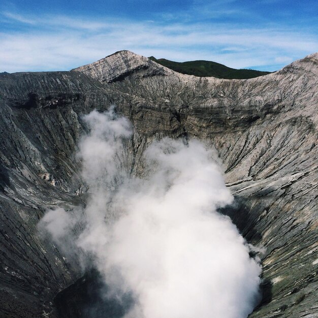 Foto el humo sale del monte bromo.