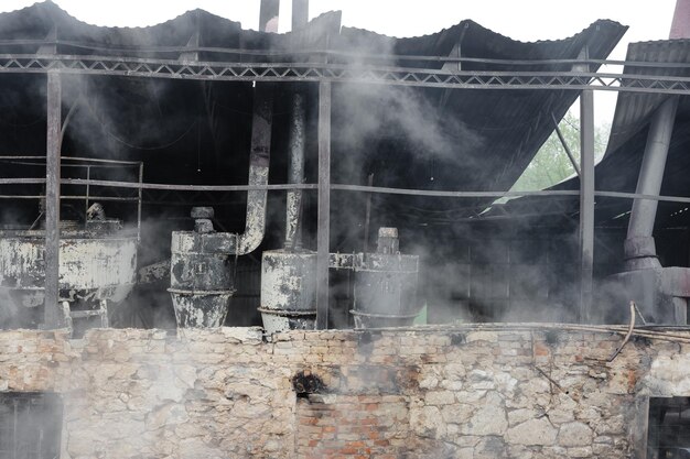 El humo sale del techo de un edificio