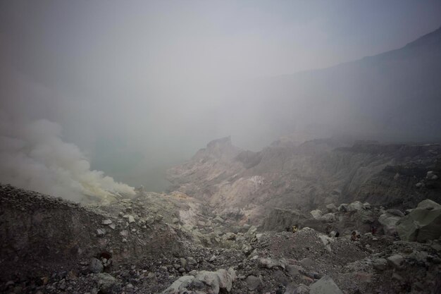 Foto humo saliendo de las montañas volcánicas