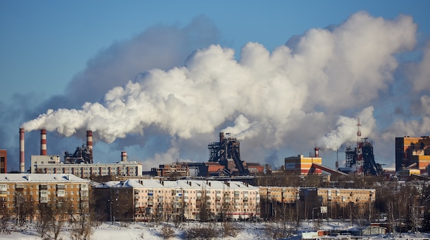 Humo y smog. Emisiones nocivas al medio ambiente. Contaminación de la atmósfera por fábrica. Gases de escape. Desastre ambiental. Medio ambiente pobre en la ciudad