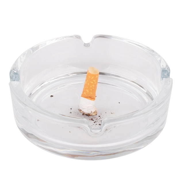 Humo de tabaco cigarrillo Cenicero aislado sobre fondo blanco.