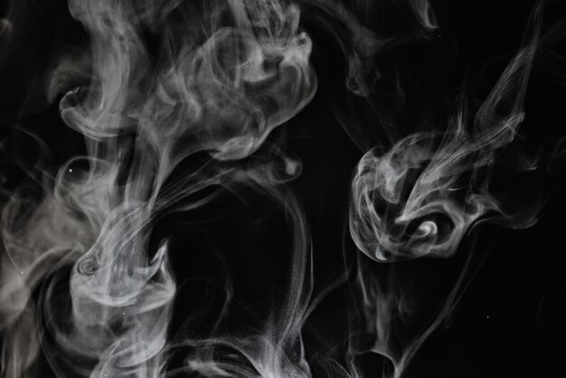 humo de textura sobre un fondo negro abstracto