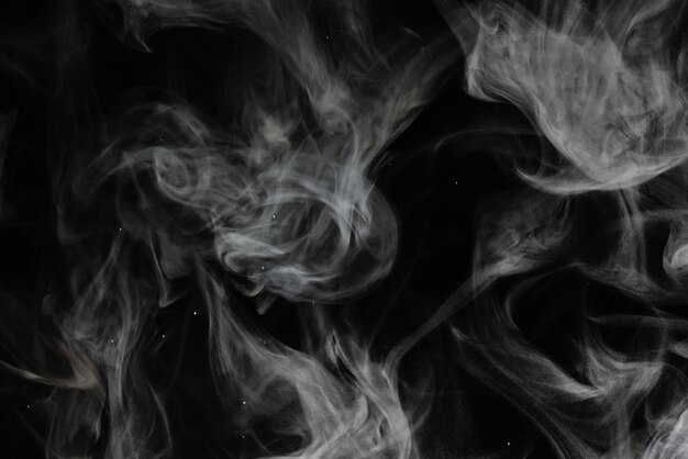 humo de textura sobre un fondo negro abstracto