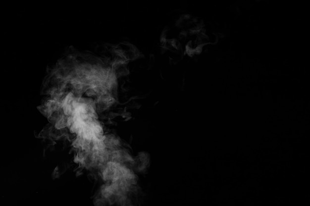 Humo de vapor blanco sobre un fondo negro para agregar a tus fotos Incienso de fragancia de vapor de humo perfecto