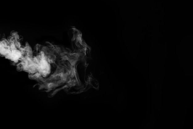 Humo de vapor blanco sobre un fondo negro para añadir a tus fotos Incienso de fragancia de vapor de humo perfecto Crea fotos místicas Fondo de humo