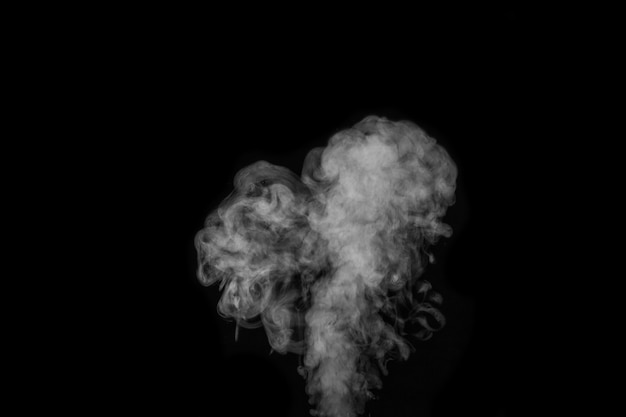 Humo de vapor rizado blanco caliente aislado sobre fondo negro, primer plano. Vapor en forma de corazón para San Valentín. Crea fotos místicas de Halloween. Fondo abstracto, elemento de diseño