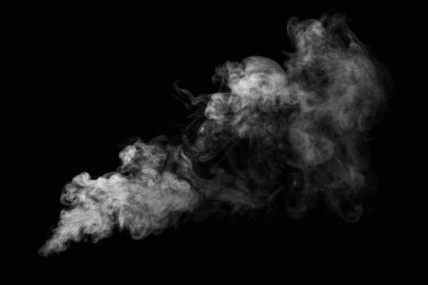 Humo de vapor rizado caliente blanco aislado sobre fondo negro primer plano