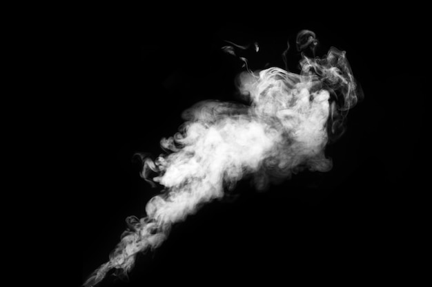 Humo de vapor rizado caliente blanco aislado sobre fondo negro primer plano