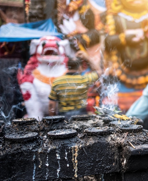 Humo de velas con gente borrosa en el fondo