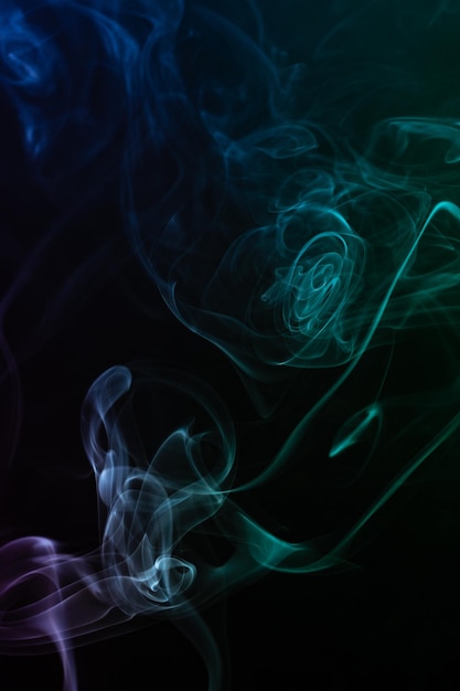 Un humo verde y azul sobre un fondo negro