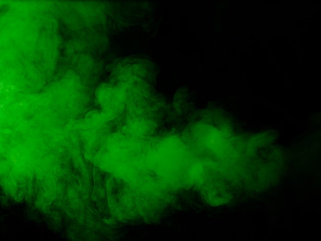 Foto humo verde sobre fondo negro