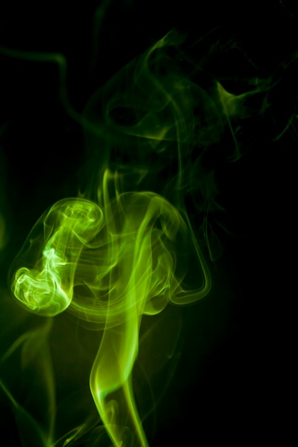 Humo verde sobre fondo negro.