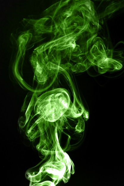 Humo verde sobre fondo negro