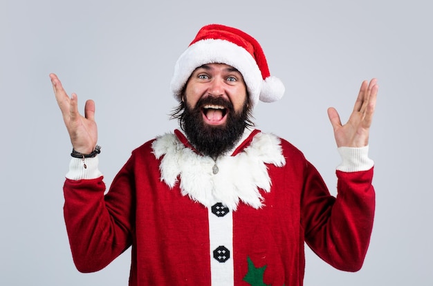 Humor de ano novo. compras de Natal. vendas e descontos. comprar presentes de natal. alegre hipster de homem santa. preparação e celebração. hora de festa engraçada. férias de inverno felizes.