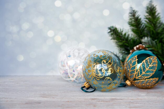 Foto humor de natal fundo de ano novo ramos de árvores de natal e bolas de natal em uma mesa de madeira