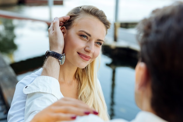 Humor feliz. Encantado de agradable mujer sonriendo a su novio mientras está con él