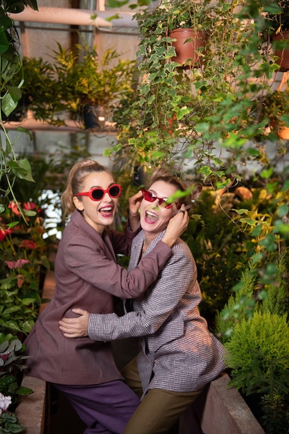 Humor feliz. Mujeres agradables alegres riendo mientras se divierten juntos