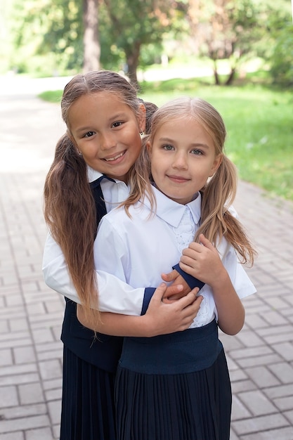 Humor positivo. adolescentes con mochilas caminando en el parque. De vuelta a la escuela. Niños adolescentes con mochila. concepto de amistad. mejores amigos de la escuela. ir a la escuela con diversión. colegialas con mochila