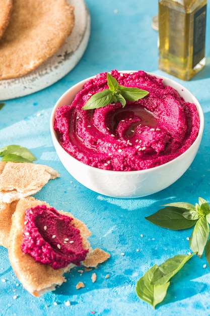 Humus bowl. hummus de beterraba vermelha com legumes frescos e azeite de oliva na mesa