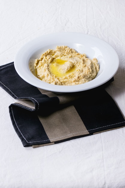 Humus caseiro em um prato