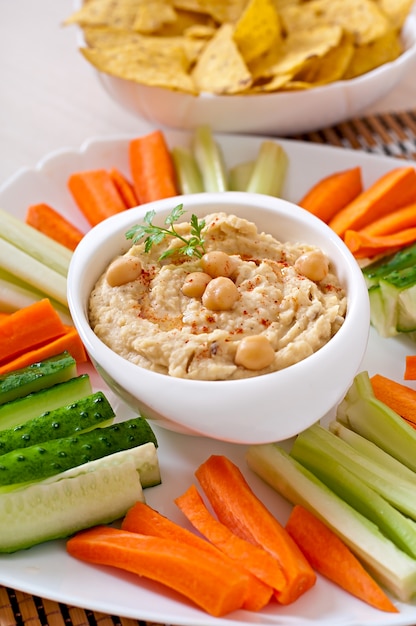 Humus caseiro saudável com azeite e batatas fritas com pita