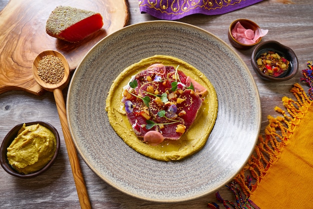 Humus com receita marroquina de atum marinado