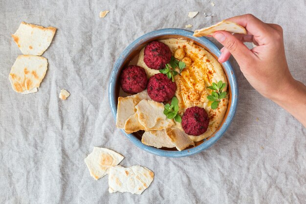 Húmus de grão de bico e falafel de beterraba com páprica pão pita com azeite de oliva