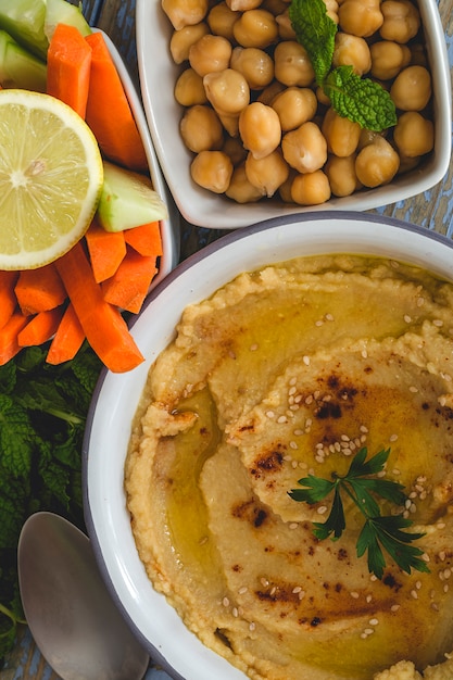 Foto humus de garbanzo hecho en casa.