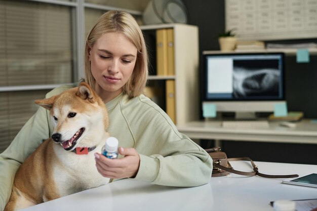 Hundebesitzerin bei einem Arztbesuch