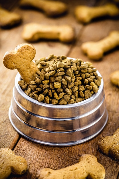 Hundekekse in Knochenform mit Futterdose, Hundesnacks in rustikalem Ambiente, Haustierkegel