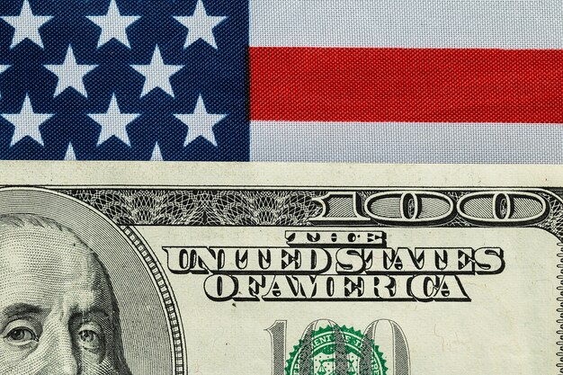 Hundert Dollar auf der amerikanischen Flagge