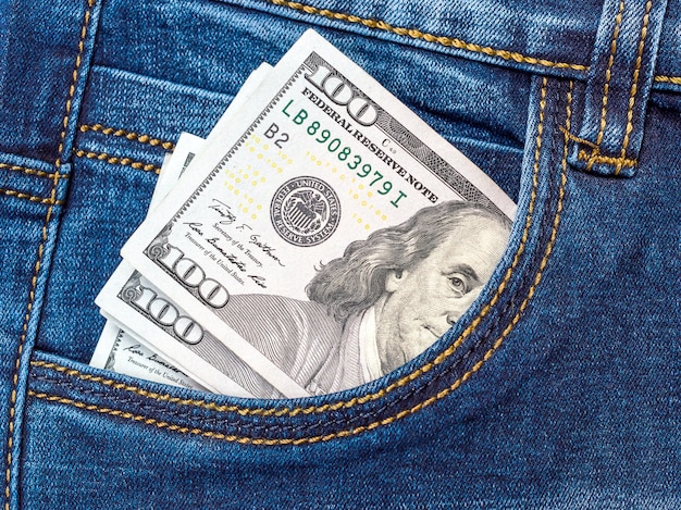 Hundert Dollar in der Vordertasche einer Jeans