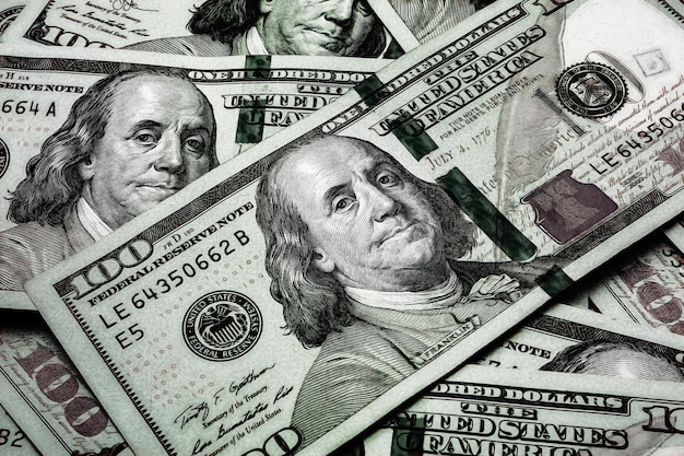Hundert US-Dollar-Scheine Nahaufnahme von vielen verstreuten Banknoten Ein Haufen amerikanischer Dollar